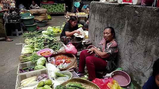 印度尼西亚妇女在市场上销售农产品视频的预览图