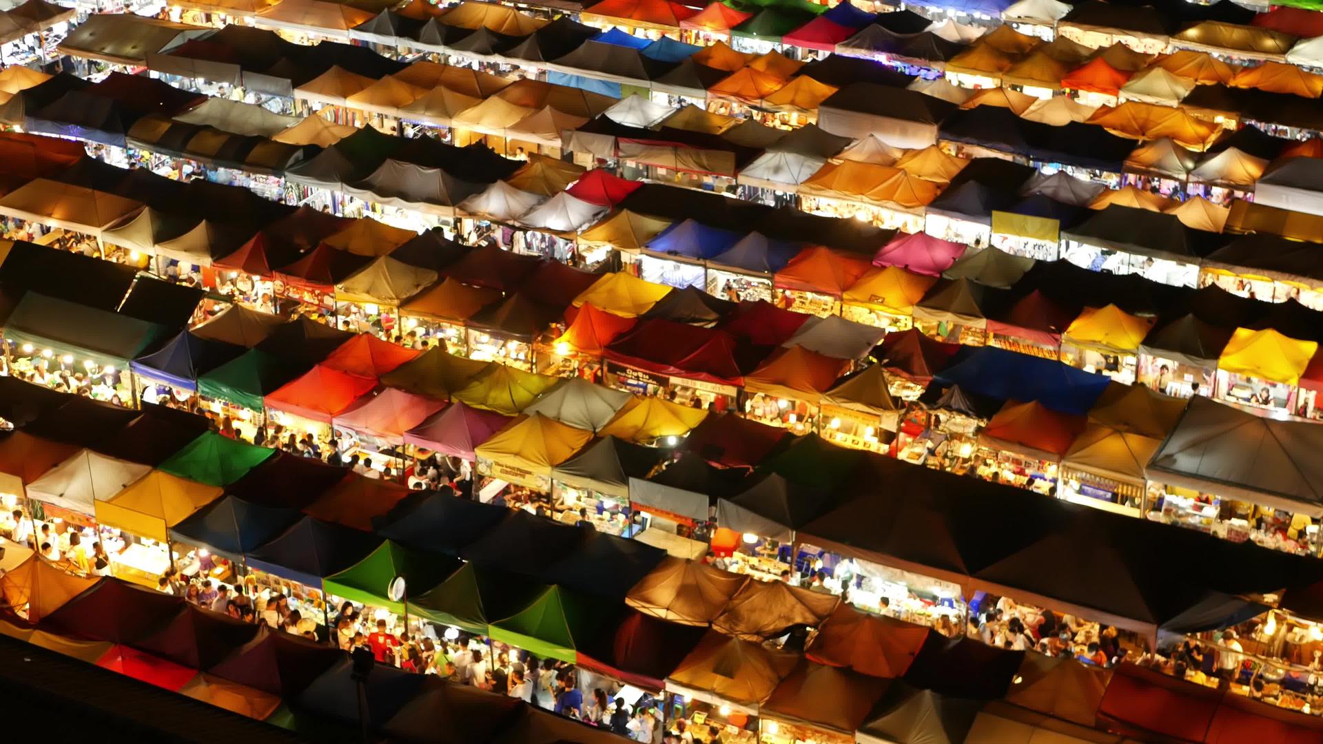 晚上曼谷旅游街上灯火通明的市场帐篷Ratchada视频的预览图