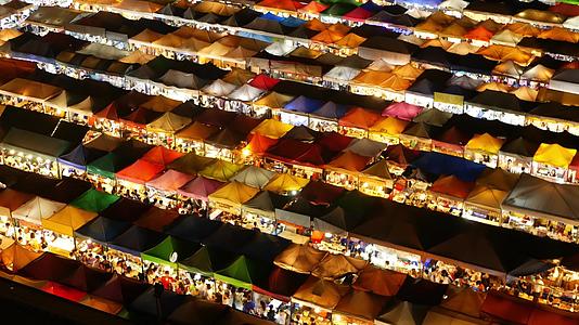 晚上曼谷旅游街上灯火通明的市场帐篷Ratchada视频的预览图
