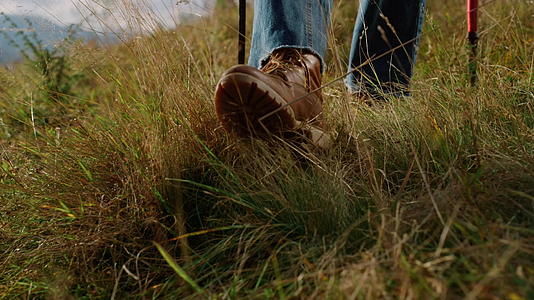 特写登山靴腿在山区自然中徒步旅行视频的预览图