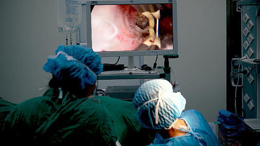 8k医院手术室正在做腔镜手术视频的预览图
