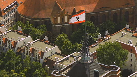 贝尔林旗在旋转天体大楼的顶部在空中观察视频的预览图