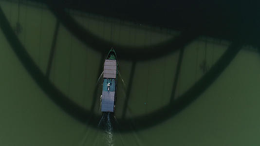 船只过桥俯拍无人机镜头视频的预览图
