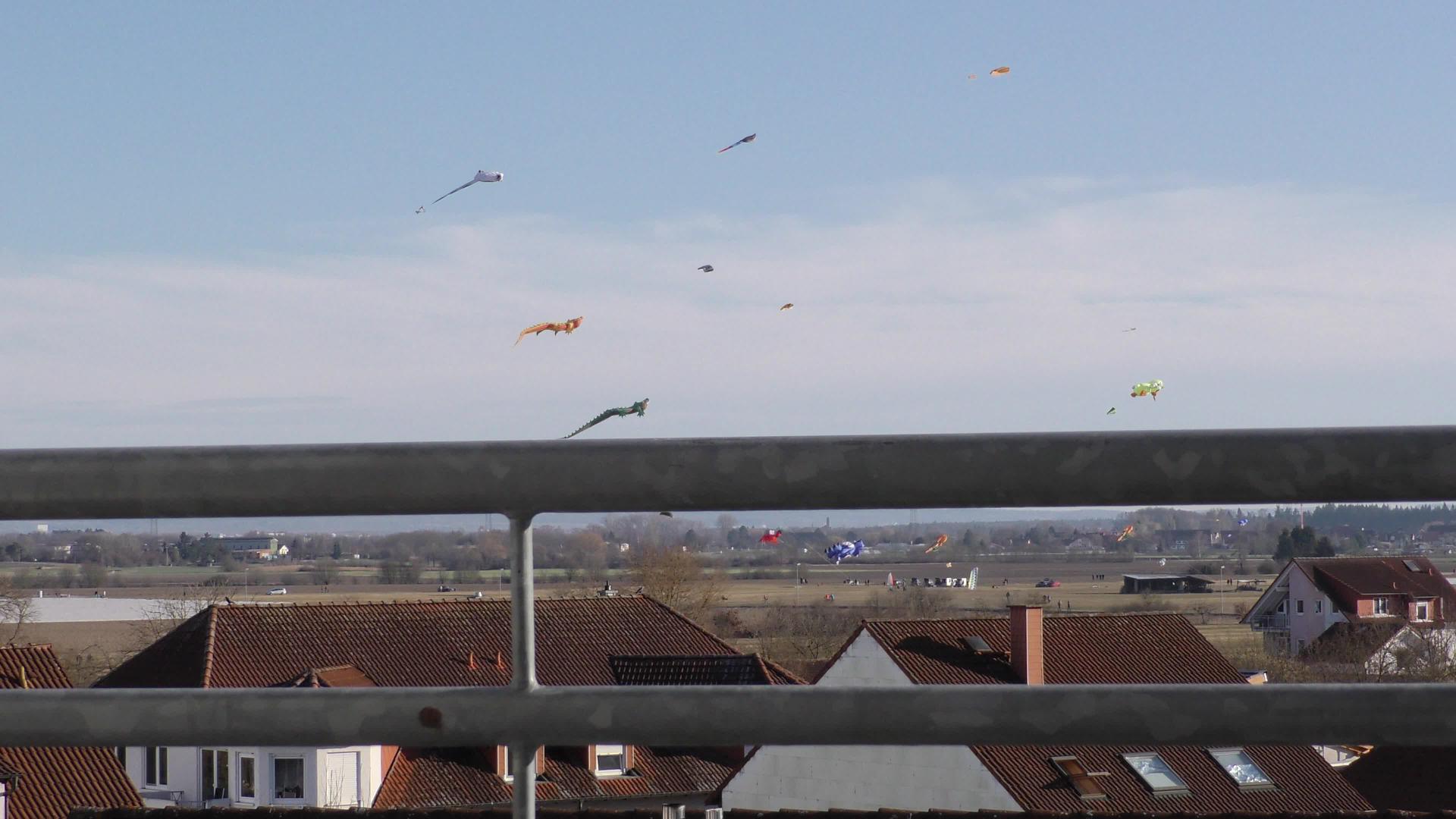 窗台上的风筝在屋顶上飞舞视频的预览图
