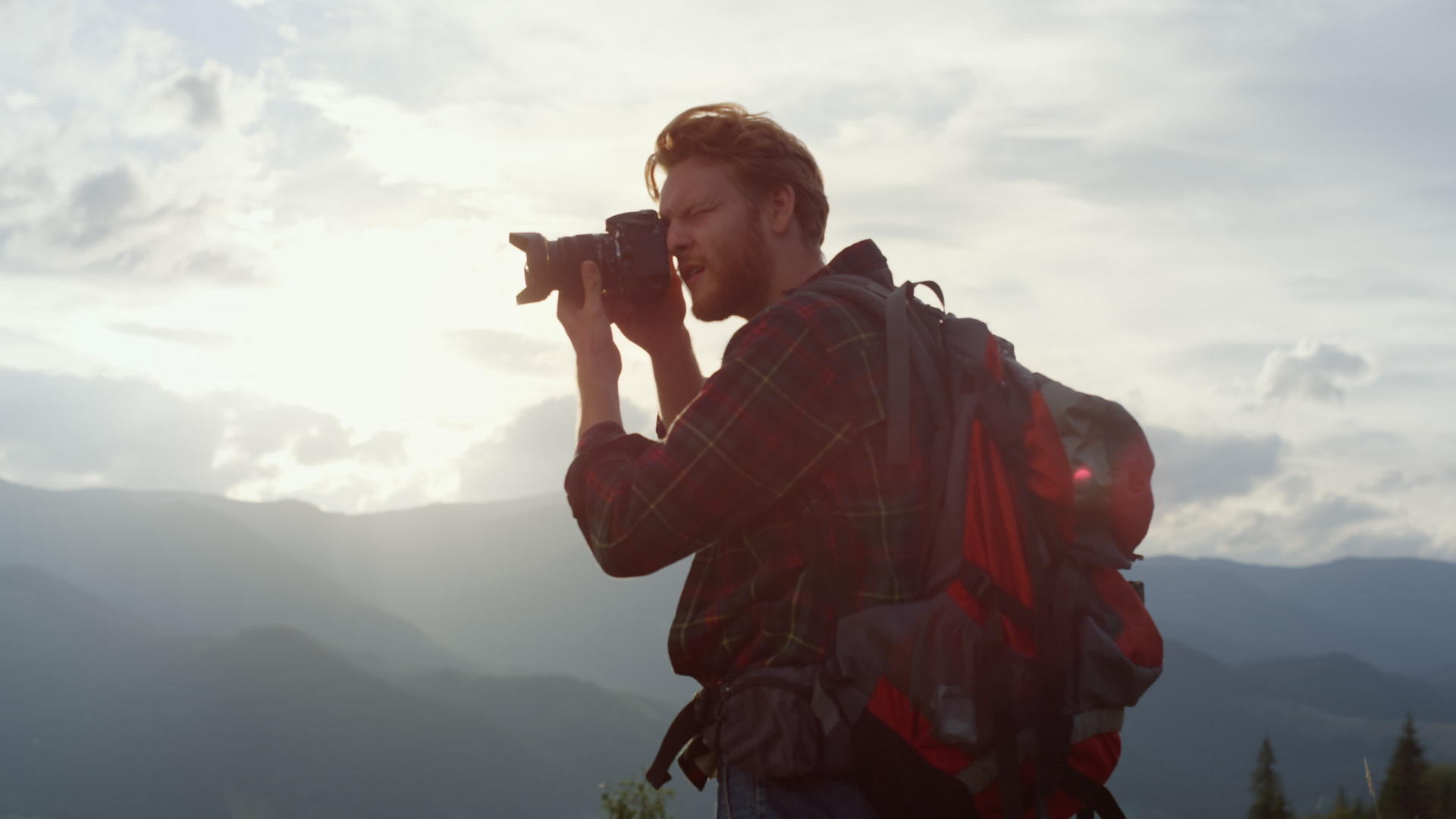 年轻游客在山景拍摄特写照片视频的预览图