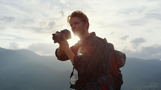 自然摄影师拍摄山脉视频的预览图