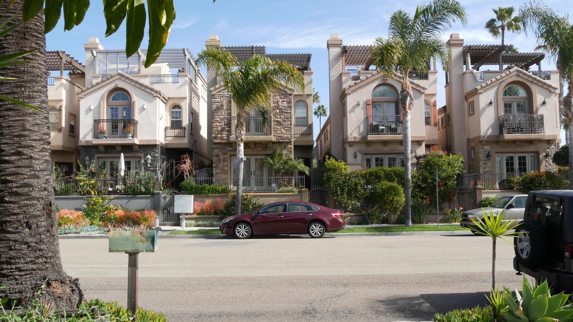 街道上的郊区住宅联排别墅建筑外部建筑美国住宅房地产视频的预览图