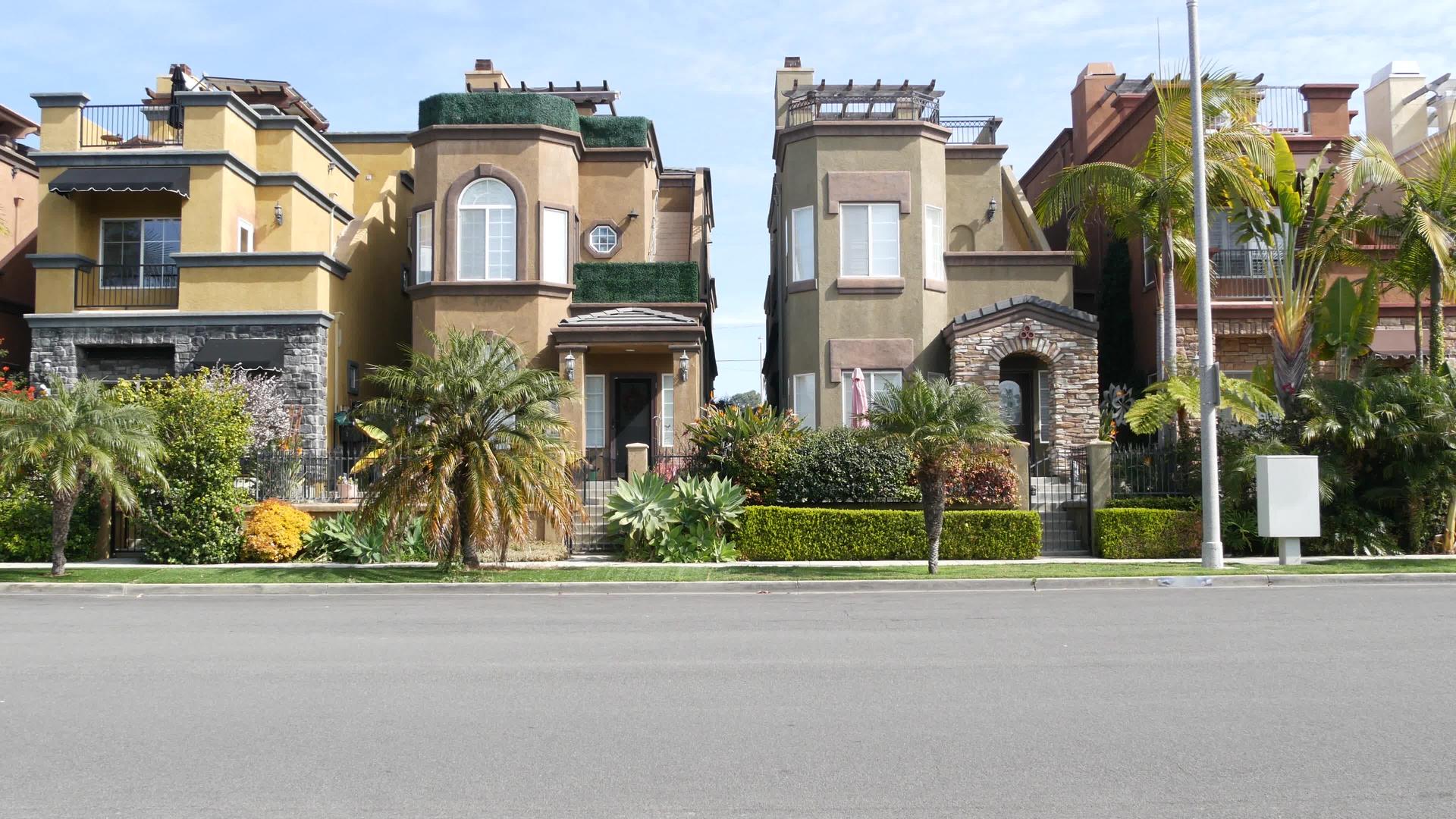街道上的郊区住宅联排别墅建筑外部建筑美国住宅房地产视频的预览图