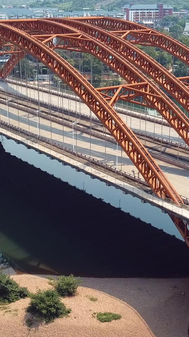 桂林公路风景吊桥漓江风景区高清航拍交通运输视频的预览图