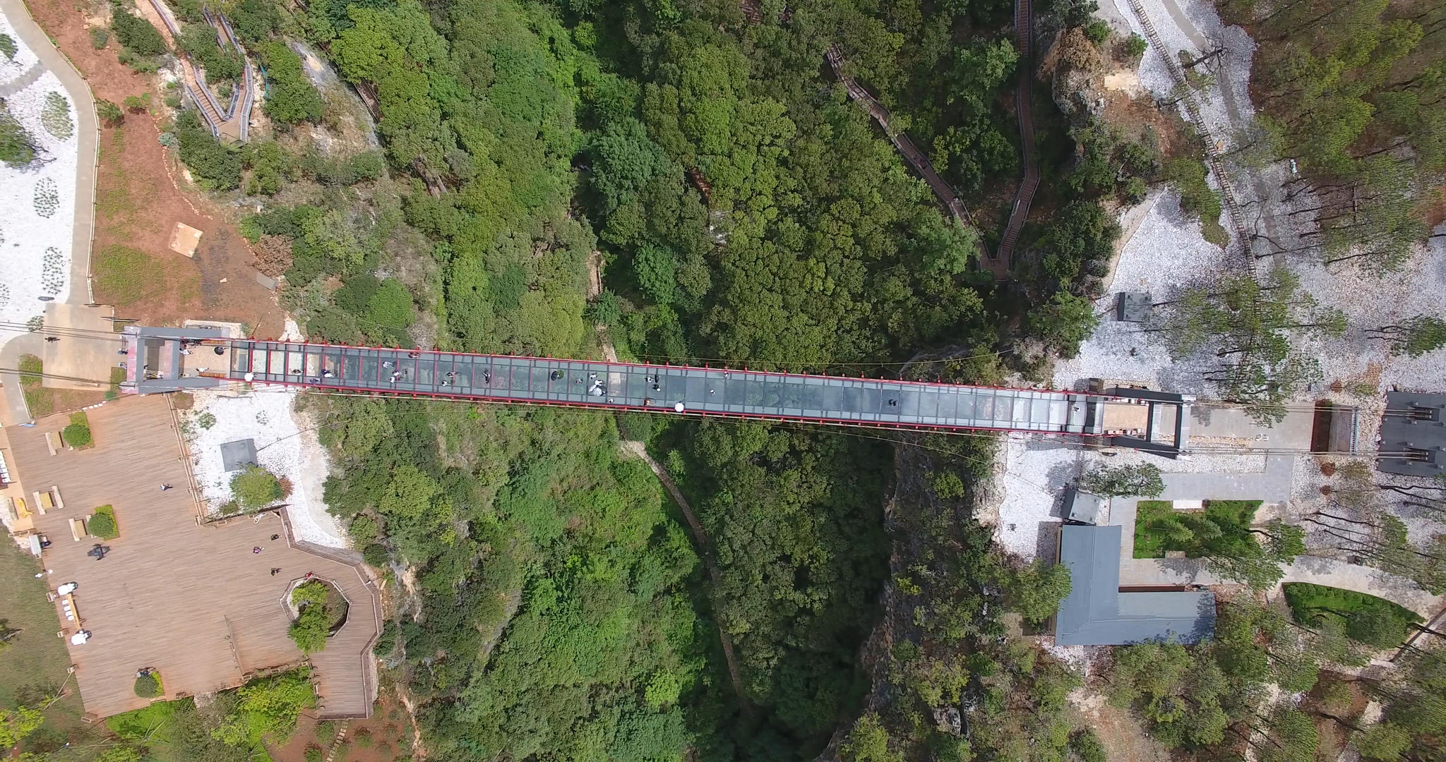 4K垂直航拍玻璃桥视频的预览图