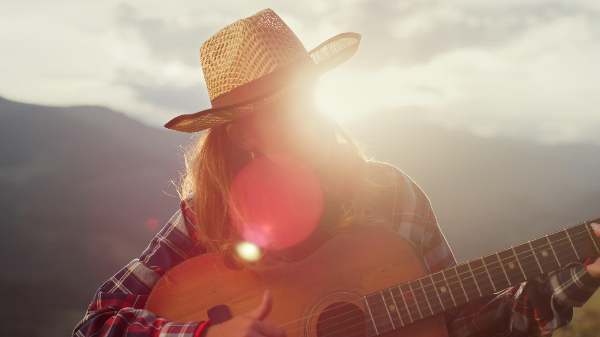 在山上演奏吉他歌曲的艺术音乐家视频的预览图