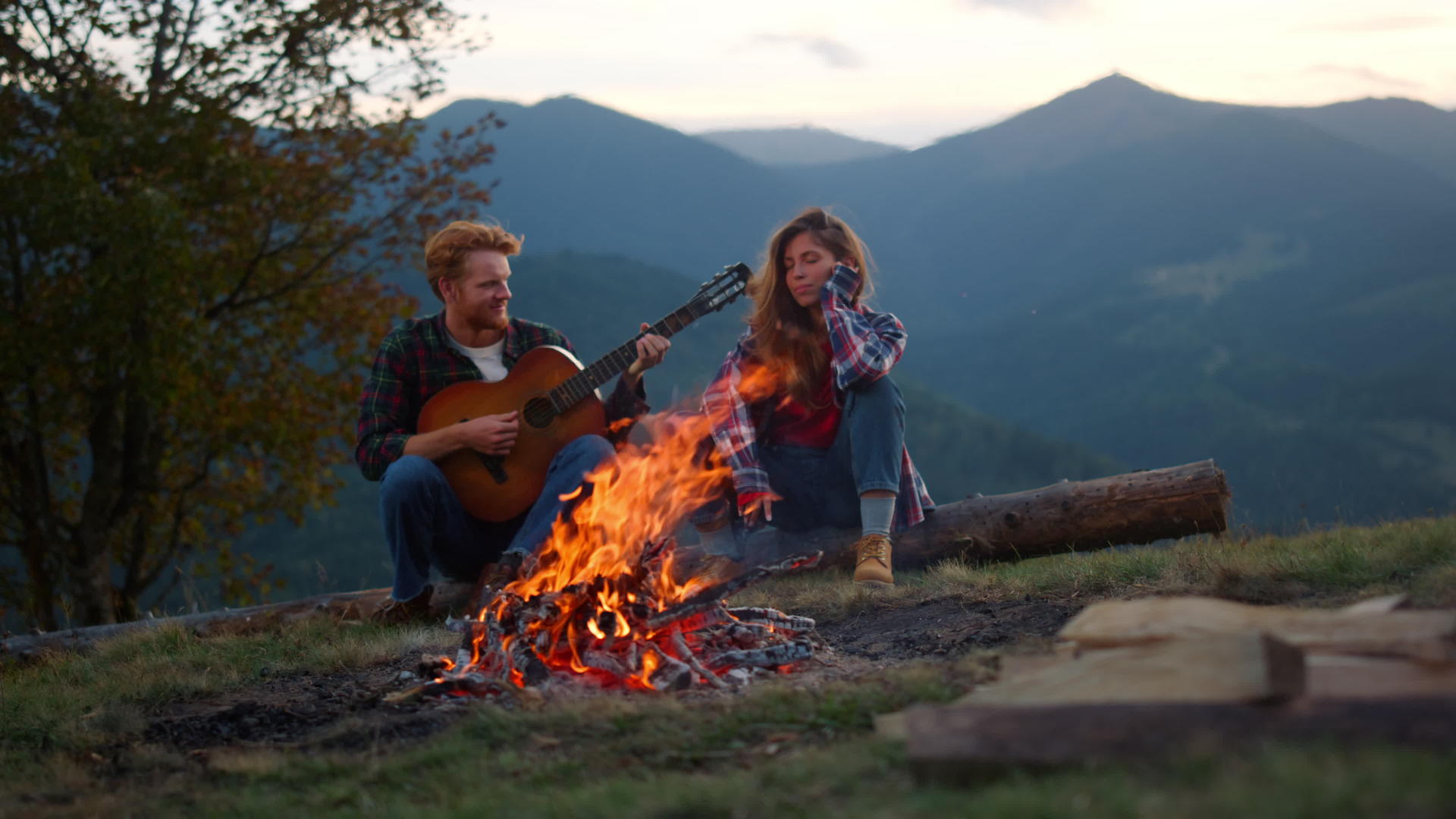年轻夫妇在山里放松营地视频的预览图
