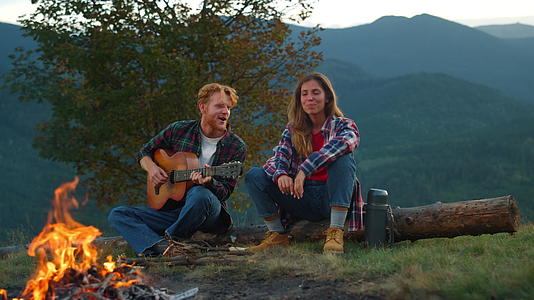 两名露营者在户外山区休息视频的预览图
