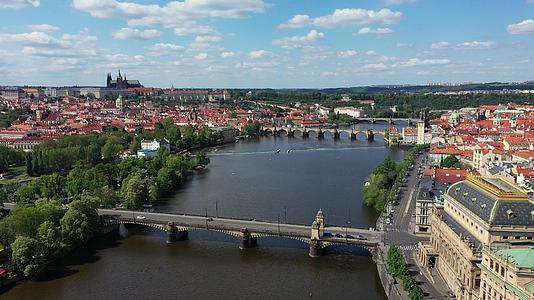 布拉格春天鸟瞰布拉格古城码头建筑和捷克布拉格视频的预览图