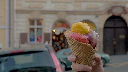 慢动作女性吃冰淇淋球的背景视频的预览图