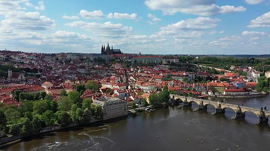 布拉格城堡在春天鸟瞰布拉格旧城码头建筑和捷克共和国视频的预览图