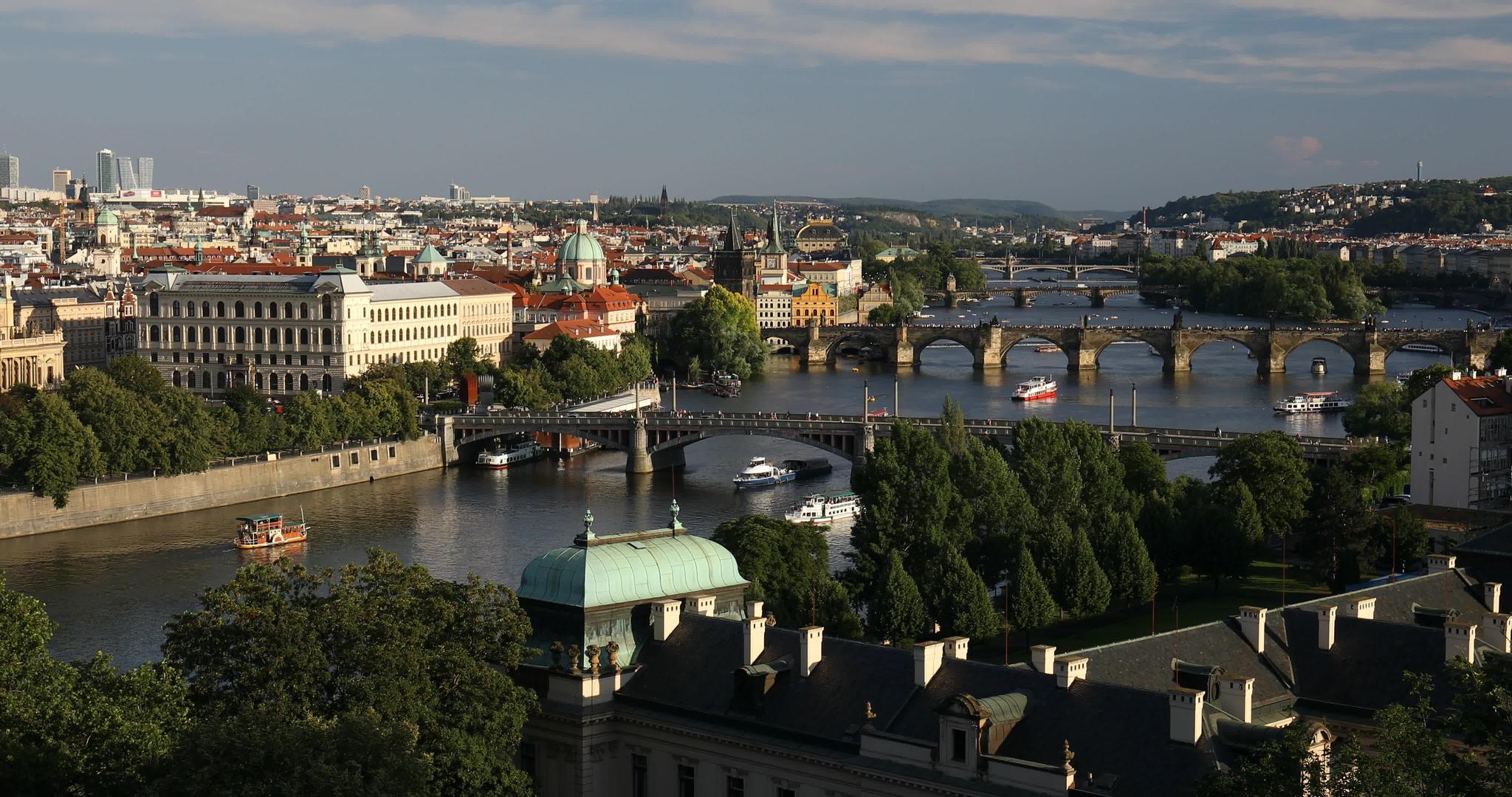 在阳光下出名Charles桥Charles桥是Prague视频的预览图