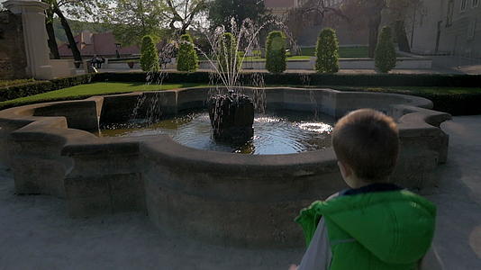 小男孩跑到喷泉把硬币扔进水里普莱格塞切共和国的冰雪河流视频的预览图