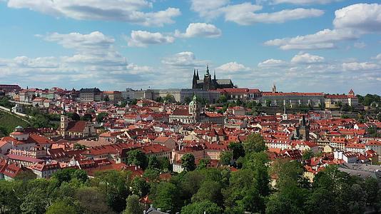 布拉格城堡在春天鸟瞰布拉格旧城码头建筑和捷克共和国视频的预览图