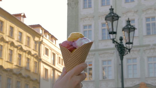 然后我在华夫饼杯看到了冰淇淋球普莱格塞克共和国的冰淇淋视频的预览图