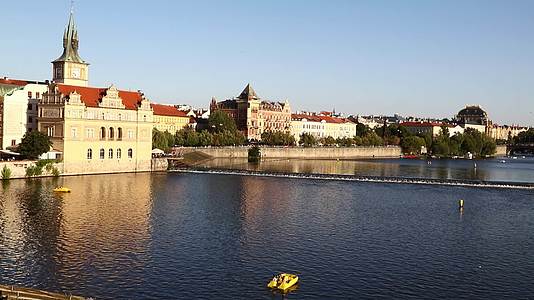 这座阳光明媚的古城和伏尔塔瓦河视频的预览图