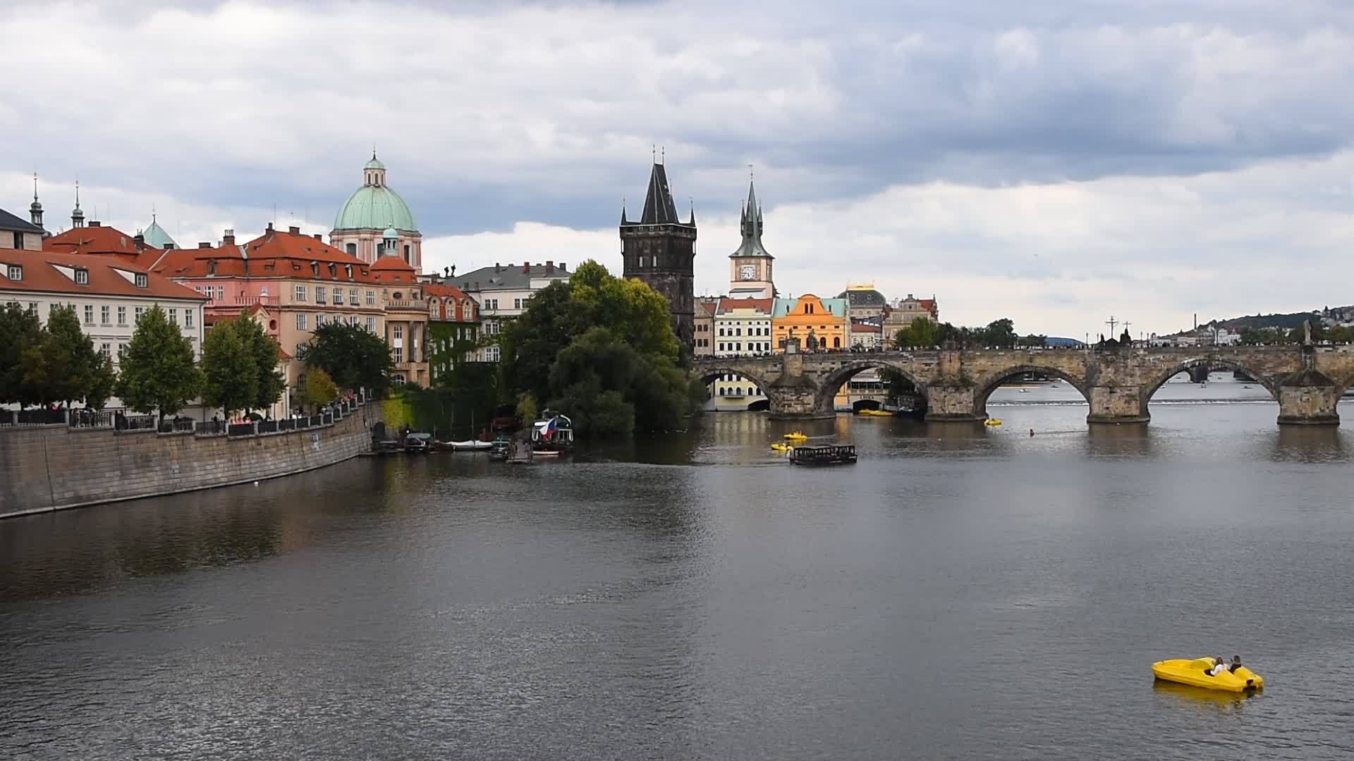 古城和桥的风景视频的预览图