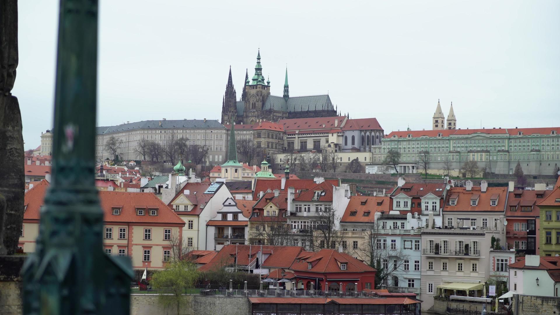 伏尔塔瓦河和布拉格的历史中心视频的预览图