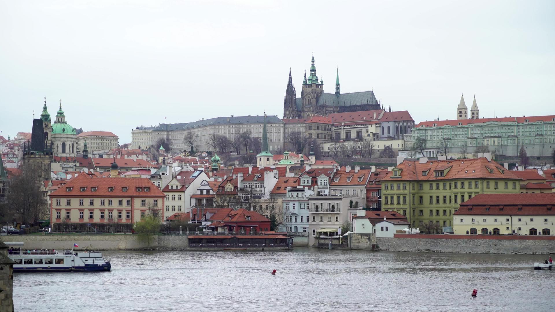 查看捷克共和国布拉格的历史中心视频的预览图