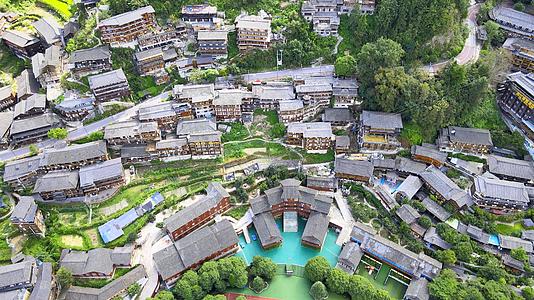 4K震撼航拍贵州千户苗寨村间建筑视频的预览图