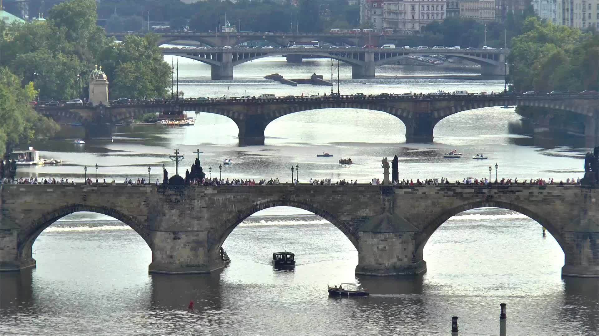 柏拉格河横跨伏尔塔瓦河视频的预览图