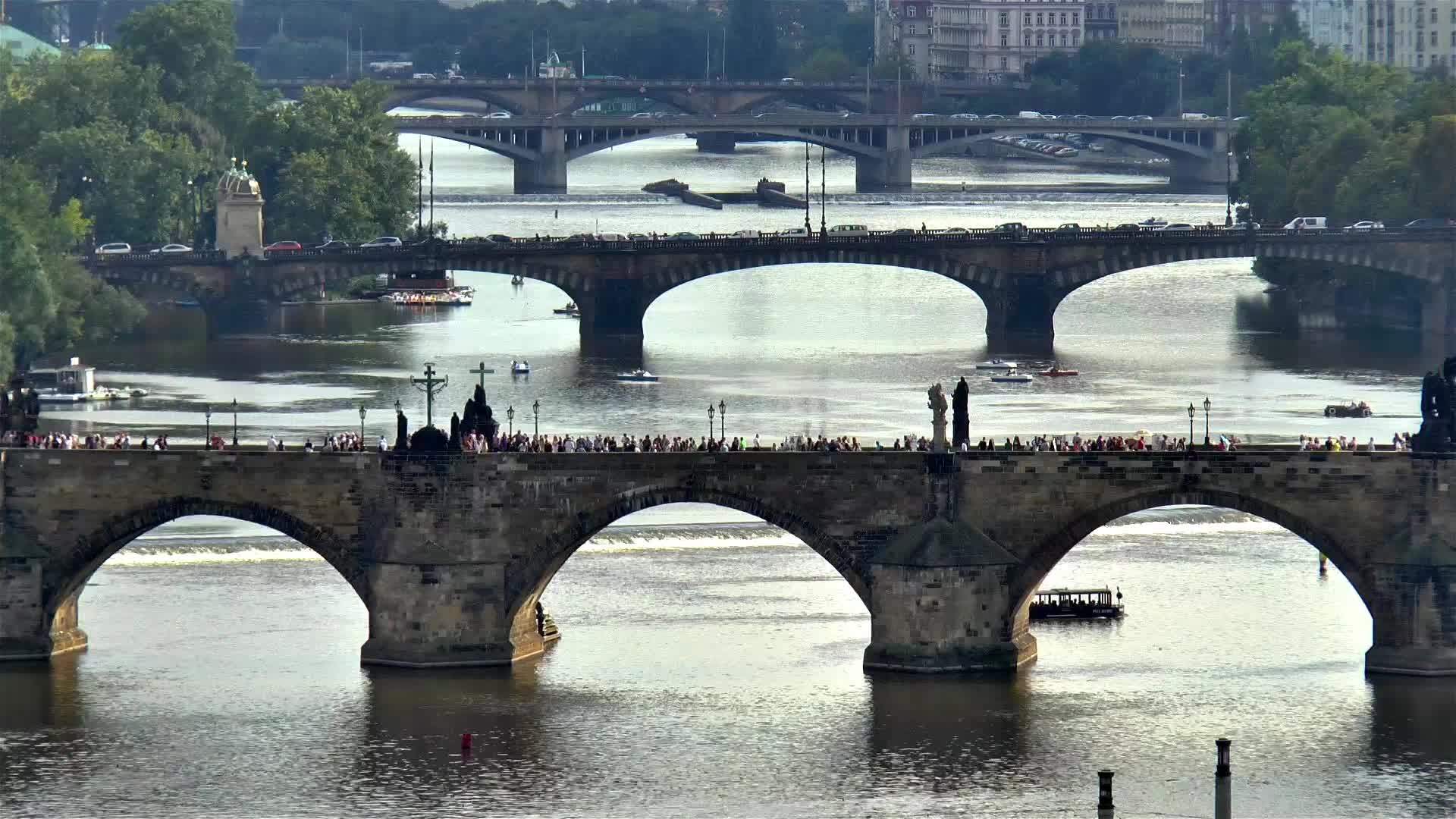 柏拉格河横跨伏尔塔瓦河视频的预览图