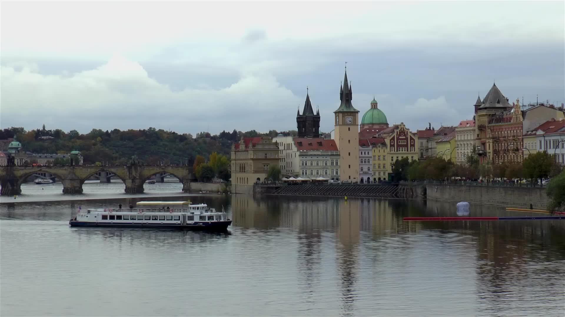 伏尔塔瓦河上的观光船视频的预览图