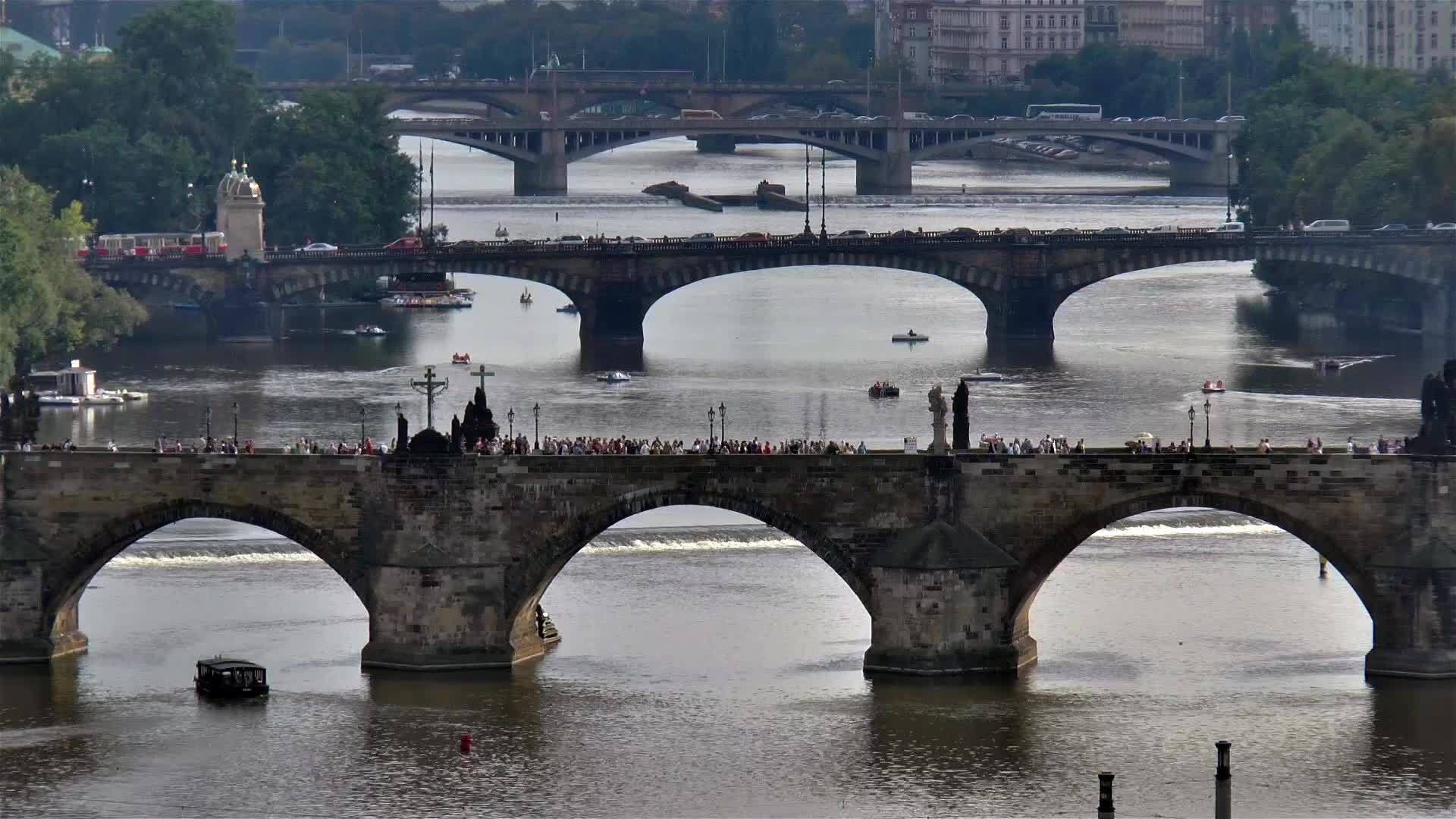 大桥横跨伏尔塔瓦河视频的预览图