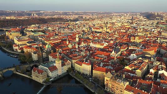 从上面俯瞰布拉格老城视频的预览图