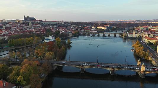 从上面俯瞰布拉格老城视频的预览图