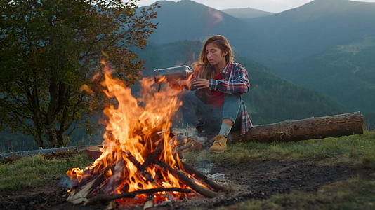 微笑的旅行者在营地里温暖而火热视频的预览图