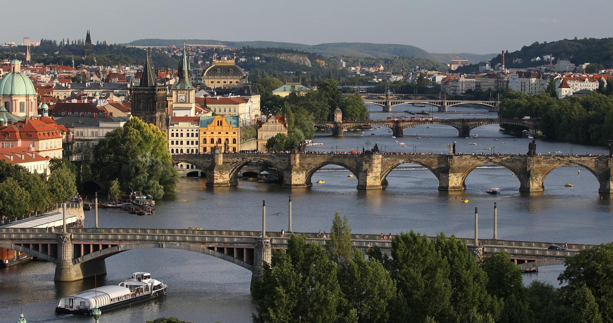 布拉格旧城码头建筑和捷克共和国布拉格的查理大桥视频的预览图