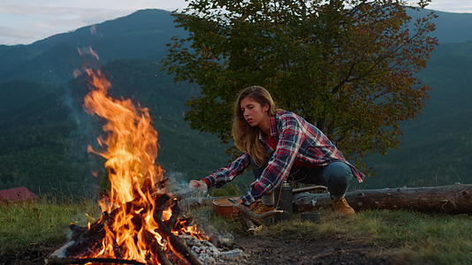 山区篝火自然中周到时尚的旅游露营度假视频的预览图
