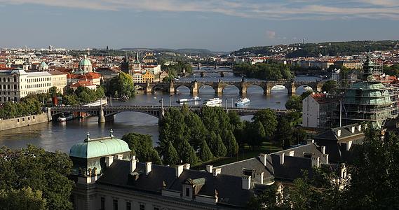 布拉格旧城码头建筑和捷克共和国布拉格的查理大桥视频的预览图