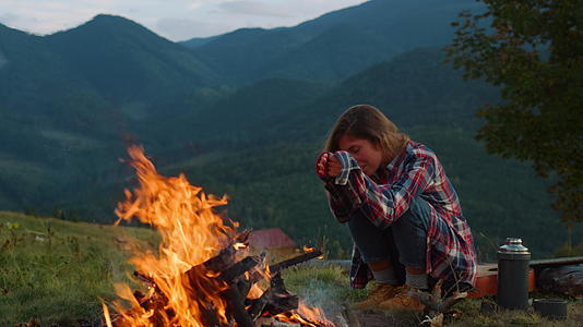自然露营者在自然中放松自然视频的预览图