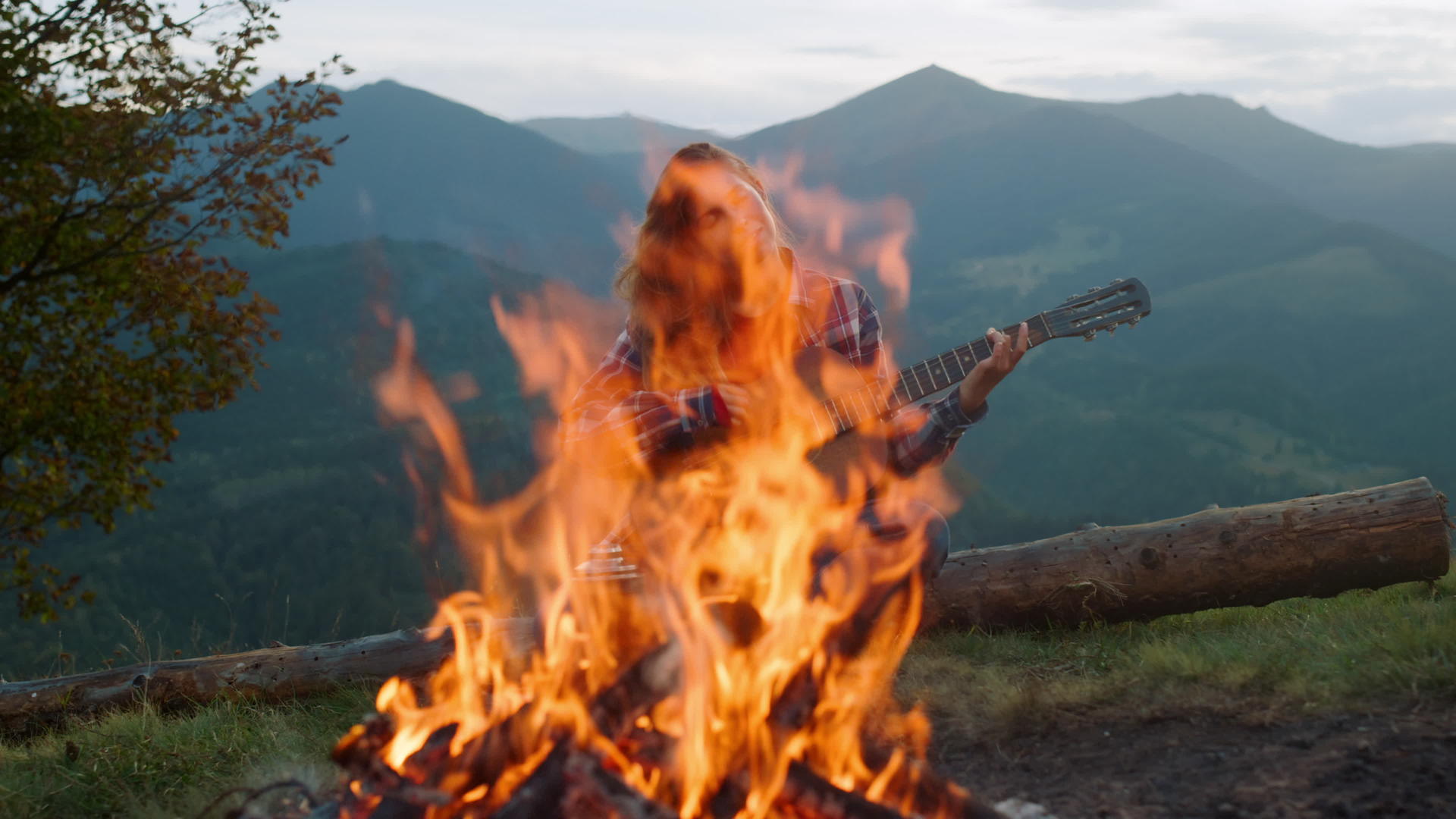 微笑的女人在山里弹吉他视频的预览图