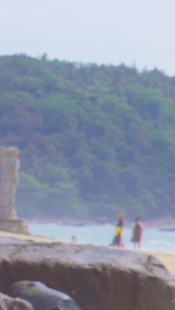 在海边拍摄风景的男青年背影视频的预览图