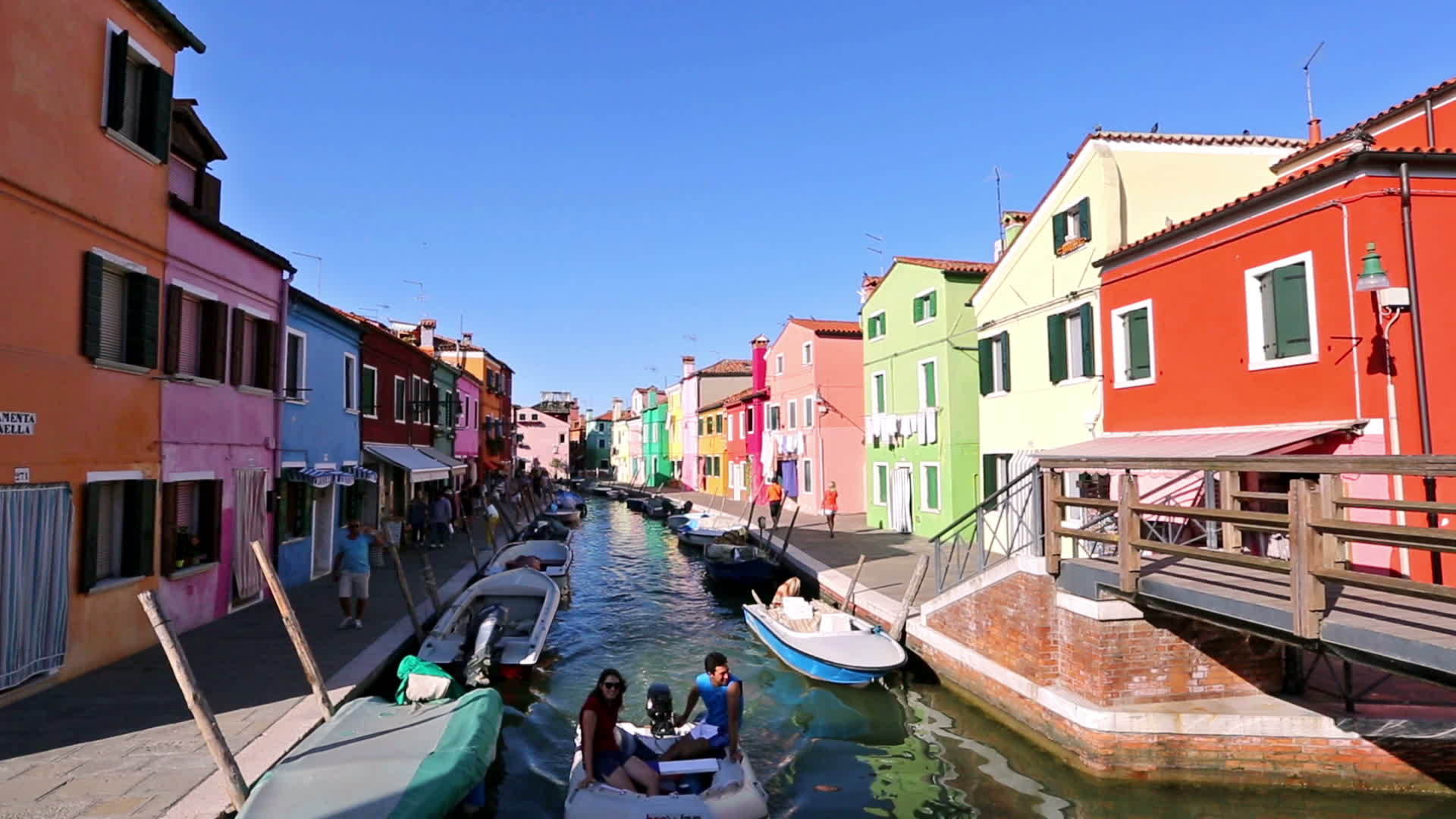运河和丰富多彩的房屋在墨西哥河的意大利河上视频的预览图