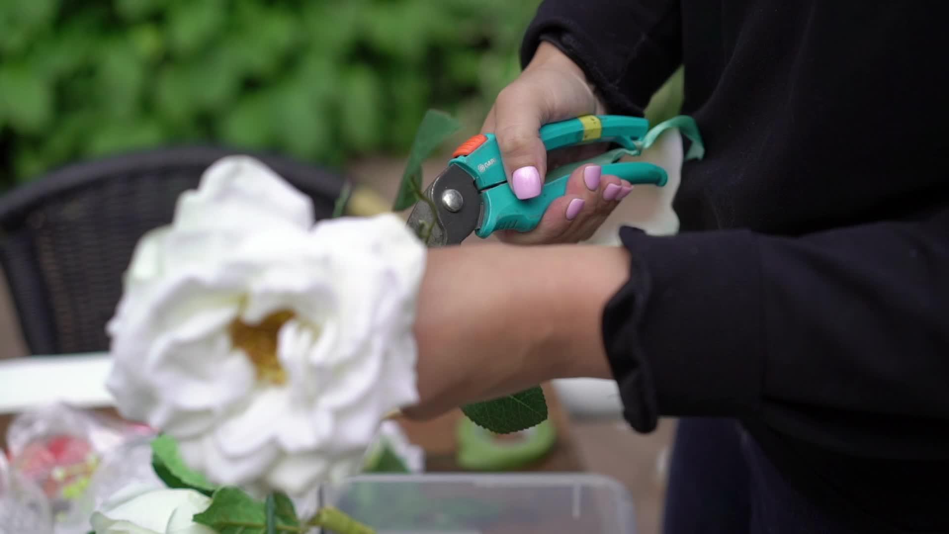 安排人工花卉装饰年轻女性花卉艺术家工作视频的预览图