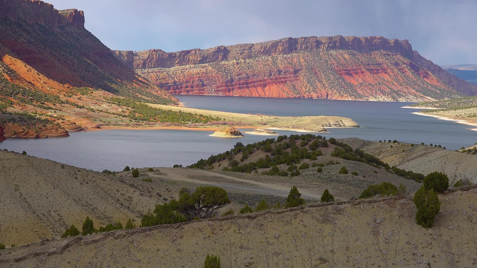 红山之间的湖泊视频的预览图