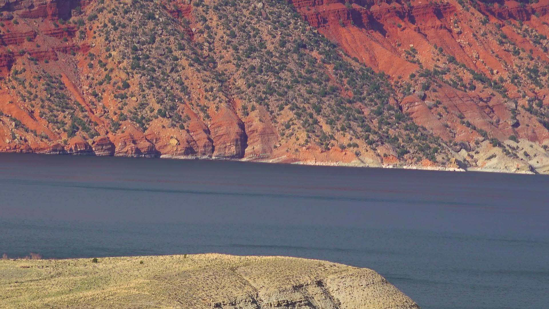 红山之间的山景湖中的乌塔乌萨视频的预览图