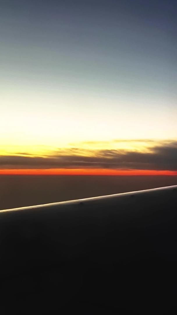 晚上太阳落山时飞机窗外的自然景观视频的预览图