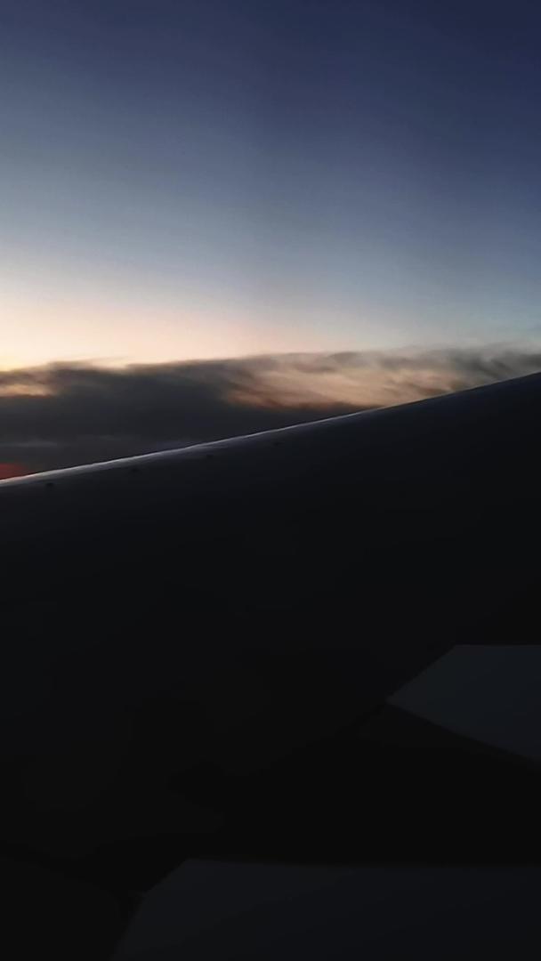 晚上太阳落山时飞机窗外的自然景观视频的预览图
