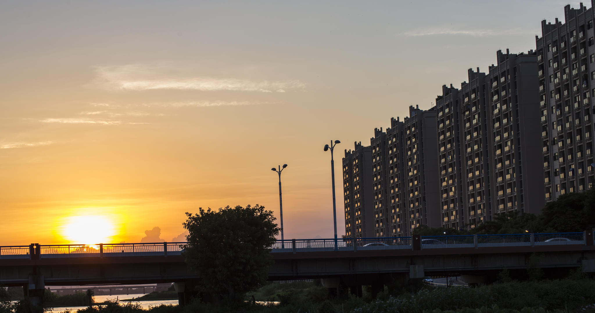 夕阳大桥小区城市风景4延时摄影视频的预览图