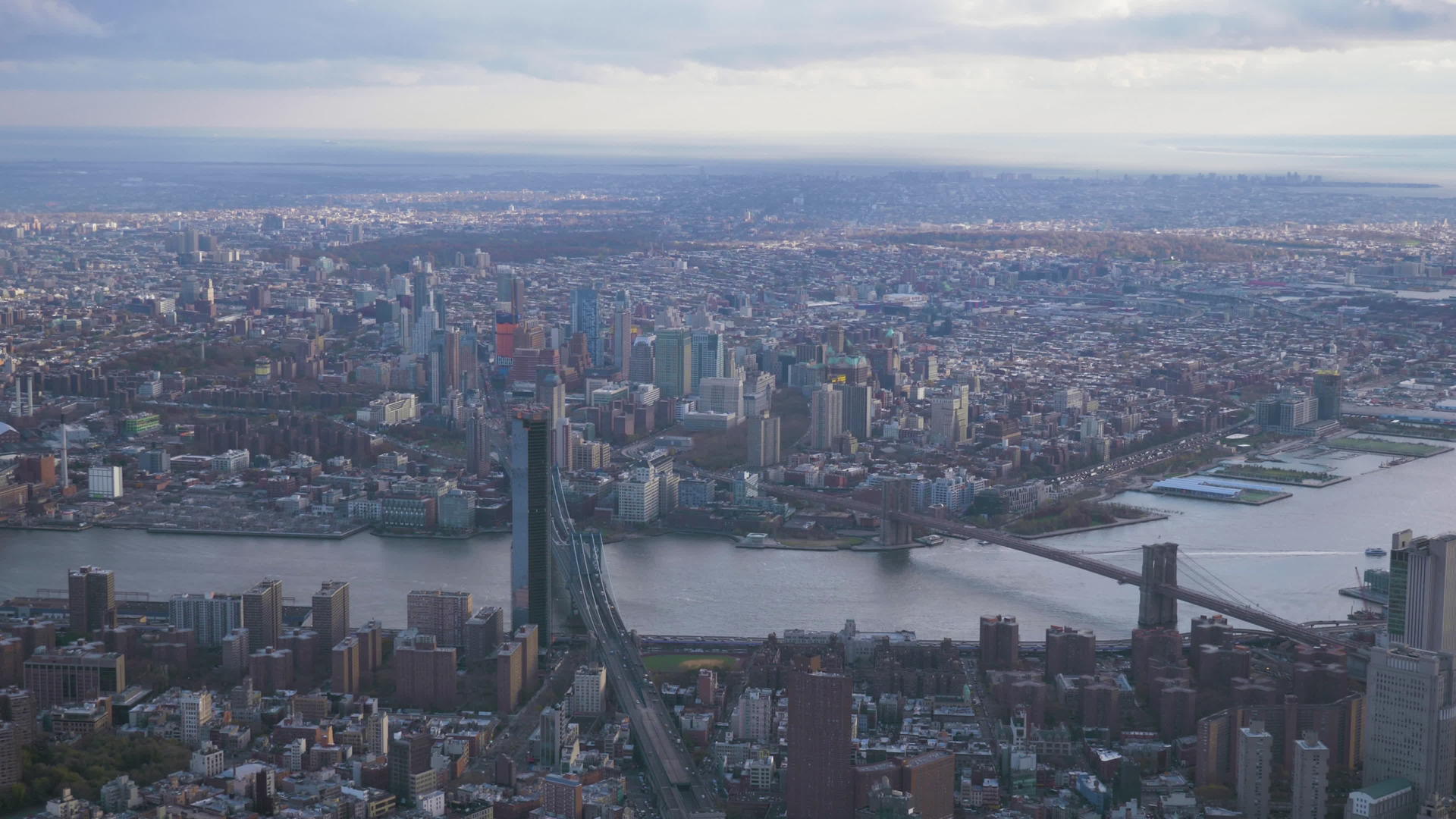 布鲁克林、曼哈顿大桥和布鲁克林地区鸟瞰美国纽约市视频的预览图